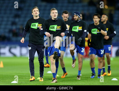 Leicester City v Liverpool - Barclays Premier League - The King Power Stadium. Leicester City's Jamie Vardy (second left) warms up in a 'Kick It Out' t-shirt Stock Photo