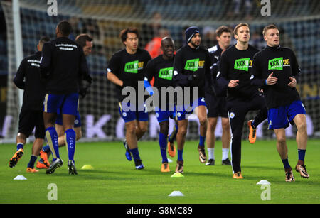 Leicester City v Liverpool - Barclays Premier League - The King Power Stadium. Leicester City's Jamie Vardy (right) warms up with teammates before the Barclays Premier League match at the King Power Stadium, Leicester. Stock Photo