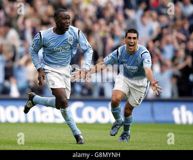 Manchester City's Andy Cole (L) celebrates with Claudio Reyna after scoring the winning goal during the FA Barclays Premiership match against Portsmouth at the City of Manchester Stadium, Manchester, Saturday August 27, 2005. PRESS ASSOCIATION Photo. Photo credit should read: David Davies/PA. Stock Photo