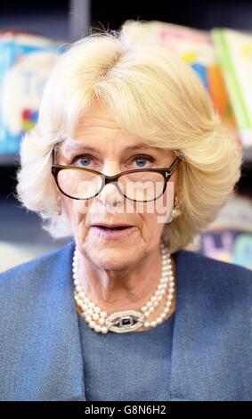 The Duchess of Cornwall reads 'Bears Reading Adventure!' to children during a visit to Islington Central Library, London. Stock Photo