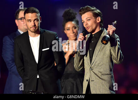 Liam Payne (left) and Louis Tomlinson of One Direction collect the Best British Video award on stage during the 2016 Brit Awards at the O2 Arena, London Stock Photo