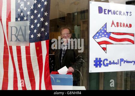Oxford resident Larry Sanders, the brother of Bernie Sanders, casts his vote as voting begins in the Democrats Abroad Global Presidential Primary at the Rothermere American Institute in Oxford. Stock Photo