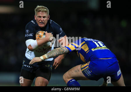 North Queensland Cowboys Ben Hannant (left) and Leeds Rhinos Brad Singleton during the World Club Series match at Headingley Stadium, Leeds. Stock Photo