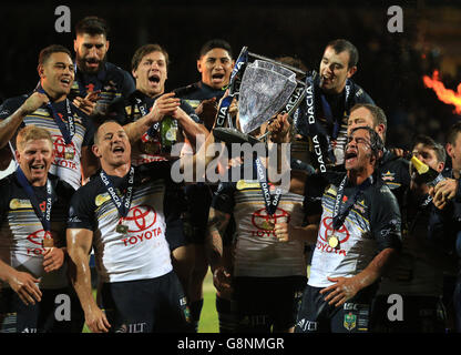 North Queensland Cowboys lift the World Club Series trophy at Headingley Stadium, Leeds. Stock Photo