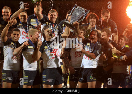 North Queensland Cowboys lift the World Club Series trophy at Headingley Stadium, Leeds. Stock Photo