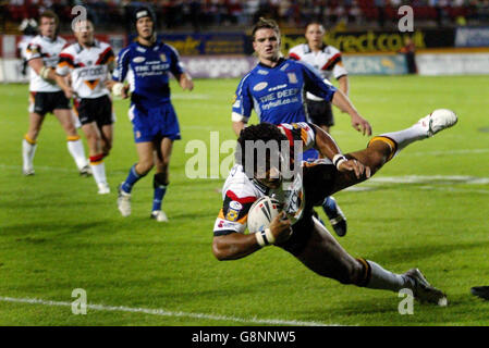 Bradford's Lesley Vainikola dives in score his hat trick try during the Engage Super League match against Hull FC at Odsal Stadium, Bradford, Friday September 3, 2005. PRESS ASSOCIATION Photo. Photo credit should read: Gareth Copley/PA. Stock Photo