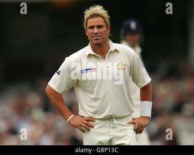 Cricket - The Ashes - npower Fifth Test - England v Australia - The Brit Oval. Australia's Shane Warne looks dejected after Marcus Trescothick and Michael Vaughan come off for bad light Stock Photo