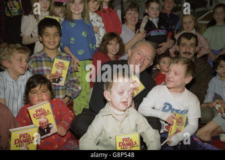 Paul Daniels bringing a little magic into the lives of children at the Great Ormond Street Hospital for Sick Children in London. Stock Photo