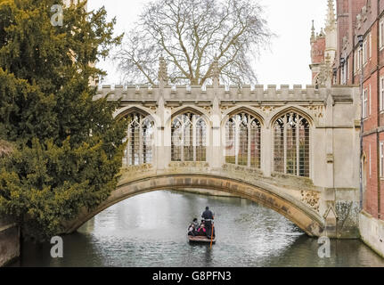 People punting in the river Cam, in Cambridge (UK), under the Bridge of Sighs Stock Photo