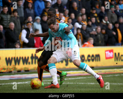 Derby County's Richard Keogh (right) and Wolverhampton Wanderers' Jeremy Helan battle for the ball during the Sky Bet Championship game at the Molineux, Wolverhampton. Stock Photo