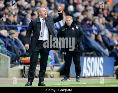 Bolton Wanderers v Burnley - Sky Bet Championship - Macron Stadium. Burnley manager Sean Dyche gestures on the touchline Stock Photo