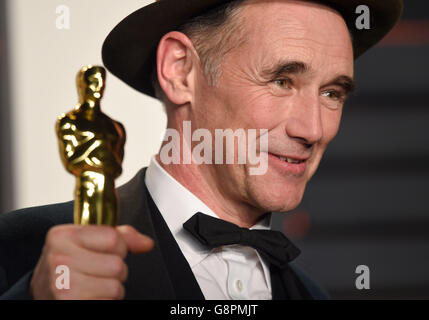 Mark Rylance holds up his statuette for Best Supporting Actor at the Vanity Fair Oscar Party in Beverly Hills, Los Angeles, CA, USA, February 28, 2016. PRESS ASSOCIATION Photo. Picture date: Sunday February 28, 2016. See PA Story SHOWBIZ Oscars. Photo credit should read: PA Wire/PA Wire Stock Photo