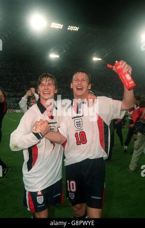 Soccer - World Cup Qualifier - Italy v England. England's David Beckham (left) and Teddy Sheringham (right) celebrate in World Cup Qualifier Italy against England. Stock Photo