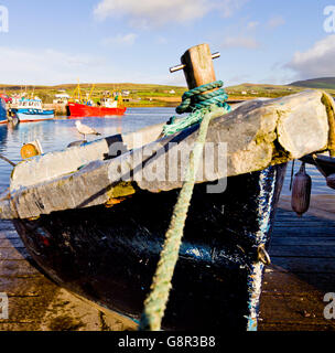 The prow of a small boat moored onthe shoreline in Portmagee in County Kerry Ireland, Europe. Stock Photo