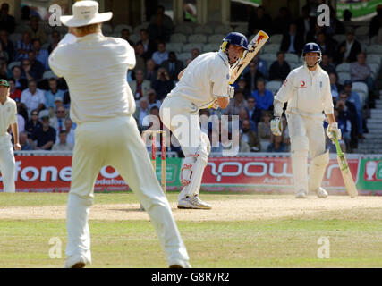 England's Kevin Pietersen watches as Australia's Shane Warne drops a shot played by Pietersen during the final day of the fifth npower Test match at the Brit Oval, London, Monday September 12, 2005. PRESS ASSOCIATION Photo. Photo credit should read: Sean Dempsey/PA. Stock Photo