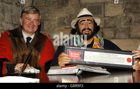 Italian tenor Luciano Pavarotti with former Lord Mayor Sir Gavyn Arthur (L, who nominated him for the honour) during a ceremony where he received the Freedom of the City of London - in recognition of his fundraising and humanitarian work over the past decade - at the Corporation of London's Guildhall, Monday 12 September 2005. PRESS ASSOCIATION Photo. Photo credit should read: Yui Mok / PA Stock Photo