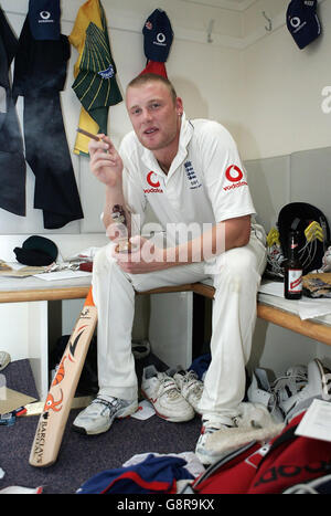 England's Andrew Flintoff celebrates with a cigar as he holds the Ashes urn in the changing room after winning the Ashes on the final day of the fifth npower Test match against Australia at the Brit Oval, London, Monday September 12, 2005. England regained the Ashes after drawing the final Test match and winning the series 2-1. PRESS ASSOCIATION Photo. Photo credit should read: Tom Shaw/Getty Images/PA/POOL Stock Photo