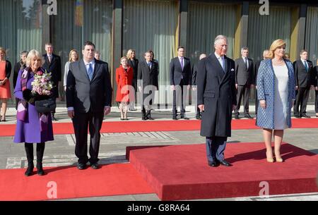 The Prince of Wales and and the Duchess of Cornwall (left) are officially welcomed by President Kolinda Grabar-Kitarovic and her husband Jakov as they arrive in Zagreb, Croatia, at the start of a royal tour of the Balkans. Stock Photo