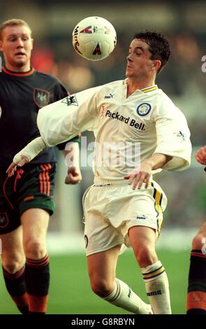 Soccer - FA Carling Premiership - Leeds United v Newcastle United. Leeds United's Gary Kelly heads the ball between Newcastle United's Steve Howey (right) and Steve Watson (left) Stock Photo