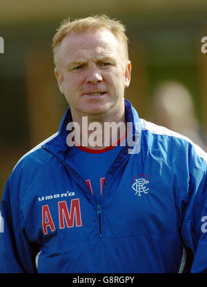 Rangers manager Alex McLeish watches his team during a training session at Murray Park, Glasgow, Monday September 12, 2005. Rangers face FC Porto in the Champions League tomorrow evening. PRESS ASSOCIATION Photo. Photo credit should read: Danny Lawson/PA. Stock Photo