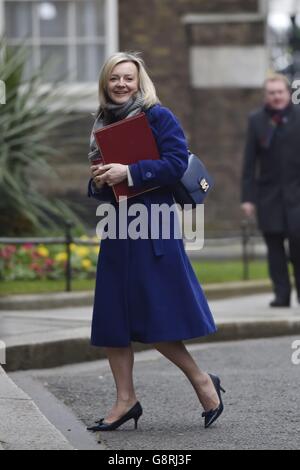 Environment Secretary Elizabeth Truss meeting pupils at Barnes Primary ...