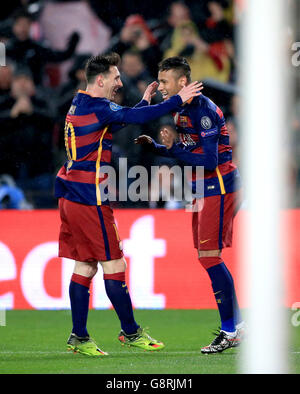 Barcelona v Arsenal - UEFA Champions League - Round of Sixteen - Second Leg - Camp Nou. Barcelona's Lionel Messi (left) and Neymar celebrate a goal Stock Photo