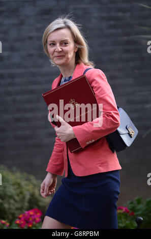 Environment Secretary Elizabeth Truss meeting pupils at Barnes Primary ...