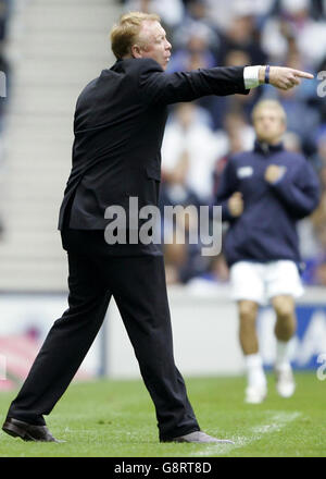 Rangers manager Alex McLeish gestures to his players during the Bank of Scotland Premier League match against Kilmarnock at Ibrox Stadium, Glasgow, Saturday September 17, 2005. PRESS ASSOCIATION Photo. Photo credit should read: Andrew Milligan/PA. **EDITORIAL USE ONLY** Stock Photo