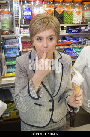 First Minister Nicola Sturgeon tries an ice cream during a campaign visit to the University Cafe in Glasgow. Stock Photo