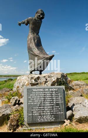 Ireland, Co Sligo, Rosses Point, Waiting on Shore sculpture showing woman waiting for fishermen to return Stock Photo