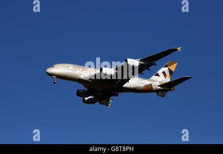 A Etihad Airways Airbus A380-861 plane with the registration A6-APC lands at Heathrow Stock Photo