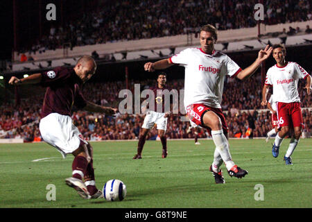 Soccer - UEFA Champions League - Group B - Arsenal v FC Thun - Highbury. Arsenal's Fredrik Ljungberg (l) gets in a cross despite the attention of FC Thun's Ljubo Milicevic Stock Photo