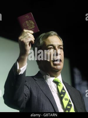 Ukip leader Nigel Farage holds up a British passport as he delivers his speech at Glasgow University's Hunter Halls during the Grassroots Out rally. Stock Photo