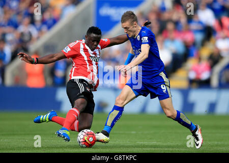 Leicester City's Jamie Vardy (right) and Southampton's Victor Wanyama battle for the ball during the Barclays Premier League match at the King Power Stadium, Leicester. Stock Photo