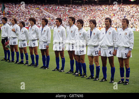 Italy Team line-up (l-r) Dino Zoff (goalkeeper, Captain), Francesco Graziani, Bruno Conti, Fulvio Collovati, Gaetano Scirea, Claudio Gentile, Giuseppe Bergomi, Paolo Rossi, Gabriele Oriali, Antonio Cabrini, Marco Tardelli Stock Photo