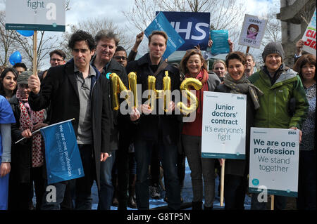 Green Wing cast (from the left) Stephen Mangan, writer Rob Harley, Oliver Chris, Pippa Haywood, Tamsin Greig and Julian Rhind-Tutt join a picket line outside Northwick Hospital in Middlesex, as junior doctors take to picket lines once more in their ongoing dispute with the Government. Stock Photo
