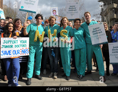 Green Wing cast (from the left) Stephen Mangan, Julian Rhind-Tutt, Pippa Haywood, Tamsin Greig and Oliver Chris join a picket line outside Northwick Hospital in Middlesex, as junior doctors take to picket lines once more in their ongoing dispute with the Government. Stock Photo