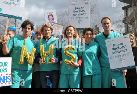 Green Wing cast (from the left) Stephen Mangan, Julian Rhind-Tutt, Pippa Haywood, Tamsin Greig and Oliver Chris join a picket line outside Northwick Hospital in Middlesex, as junior doctors take to picket lines once more in their ongoing dispute with the Government. Stock Photo
