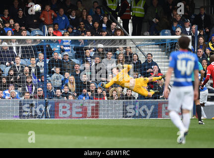 Queens Park Rangers v Charlton Athletic - Sky Bet Championship - Loftus Road. Charlton Athletic goalkeeper Nick Pope makes a great save Stock Photo