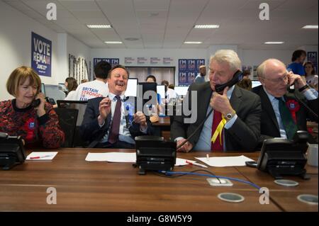 Prime Minister David Cameron helps to campaign for a 'Remain' vote in the forthcoming EU referendum at a phone centre in London today along with fellow pro EU campaigners, Lord Ashdown (second right), Lord Kinnock (right) and Tessa Jowell. Stock Photo