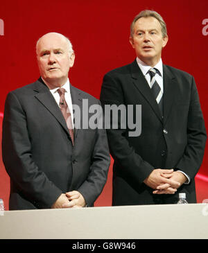 Secretary Of State for Defence John Reid (left) and British Prime Minister Tony Blair listen to the final speeches of this year's Labour Party Conference in Brighton, Thursday September 29, 2005. PRESS ASSOCIATION photo. Photo credit should read: Andrew Parsons/PA. Stock Photo