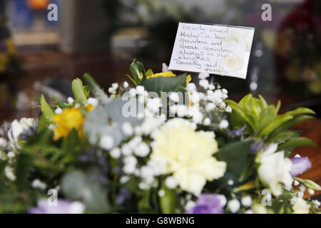 Flowers and messages are left at the funeral of TV agony aunt Denise Robertson at Sunderland Minster. Stock Photo