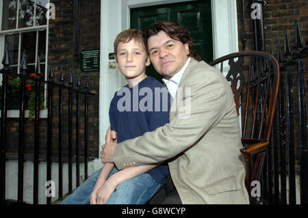 Barney Clark (L) who plays Oliver with Jamie Foreman who plays Bill Sykes at the photocall for Roman Polanski's new film Oliver Twist, outside the Charles Dickens Museum, Doughty St, central London, Monday 26 September 2005. PRESS ASSOCIATION Photo. Photo Credit should read: Steve Parsons/PA. Stock Photo