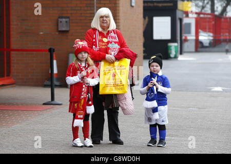 Supporters arrive for the Hillsborough 27th Anniversary Memorial Service at Anfield, Liverpool. PRESS ASSOCIATION Photo. Picture date: Friday April 15, 2016. See PA story SOCCER Hillsborough. Photo credit should read: Peter Byrne/PA Wire. Stock Photo