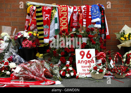 Flowers are placed at the Hillsborough memorial plaque during the Hillsborough 27th Anniversary Memorial Service at Anfield, Liverpool. PRESS ASSOCIATION Photo. Picture date: Friday April 15, 2016. See PA story SOCCER Hillsborough. Photo credit should read: Peter Byrne/PA Wire. Stock Photo