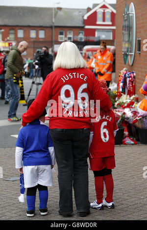 Supporters arrive for the Hillsborough 27th Anniversary Memorial Service at Anfield, Liverpool. PRESS ASSOCIATION Photo. Picture date: Friday April 15, 2016. See PA story SOCCER Hillsborough. Photo credit should read: Peter Byrne/PA Wire. Stock Photo