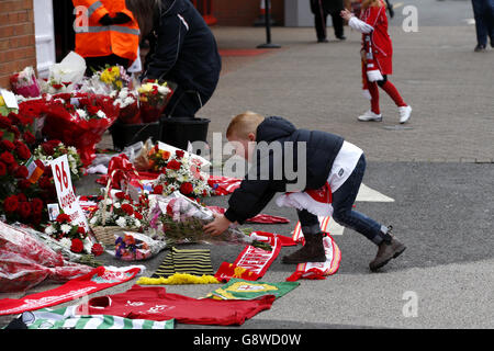 Flowers are placed at the Hillsborough memorial plaque during the Hillsborough 27th Anniversary Memorial Service at Anfield, Liverpool. PRESS ASSOCIATION Photo. Picture date: Friday April 15, 2016. See PA story SOCCER Hillsborough. Photo credit should read: Peter Byrne/PA Wire. Stock Photo