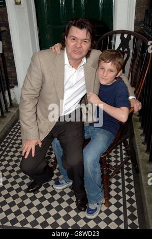 Barney Clark (R) who plays Oliver with Jamie Foreman who plays Bill Sykes, at the photocall for Roman Polanski's new film Oliver Twist, outside the Charles Dickens Museum, Doughty St, central London, Monday 26 September 2005. PRESS ASSOCIATION Photo. Photo Credit should read: Steve Parsons/PA. Stock Photo