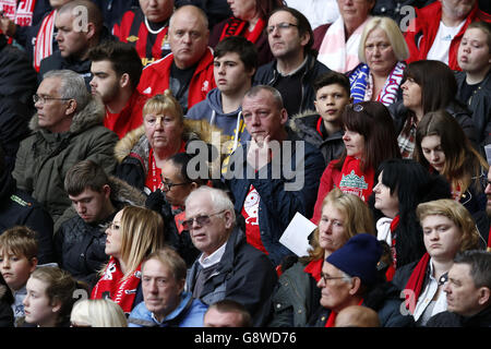 Members of the crowd during the Hillsborough 27th Anniversary Memorial Service at Anfield, Liverpool. PRESS ASSOCIATION Photo. Picture date: Friday April 15, 2016. See PA story SOCCER Hillsborough. Photo credit should read: Peter Byrne/PA Wire. Stock Photo