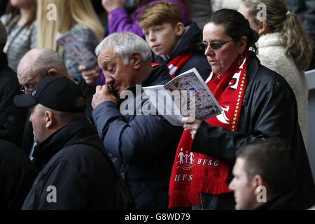 Members of the crowd during the Hillsborough 27th Anniversary Memorial Service at Anfield, Liverpool. PRESS ASSOCIATION Photo. Picture date: Friday April 15, 2016. See PA story SOCCER Hillsborough. Photo credit should read: Peter Byrne/PA Wire. Stock Photo